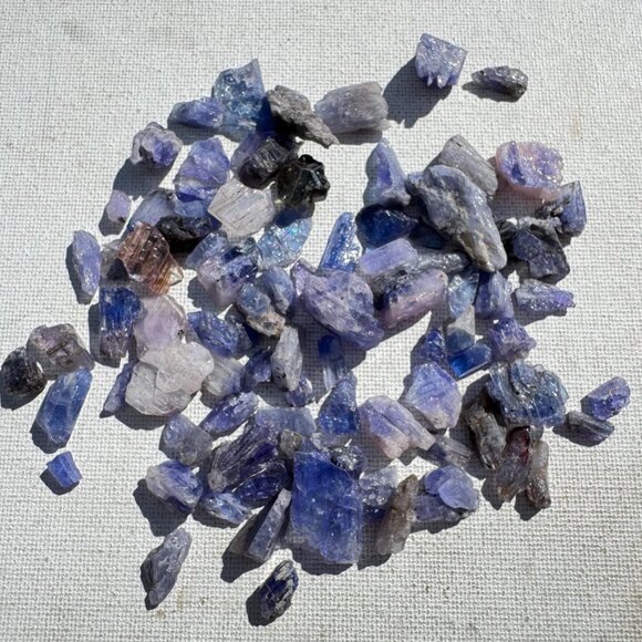 375 carats of Tanzanite Crystals in Jar - Picture 2 of 8